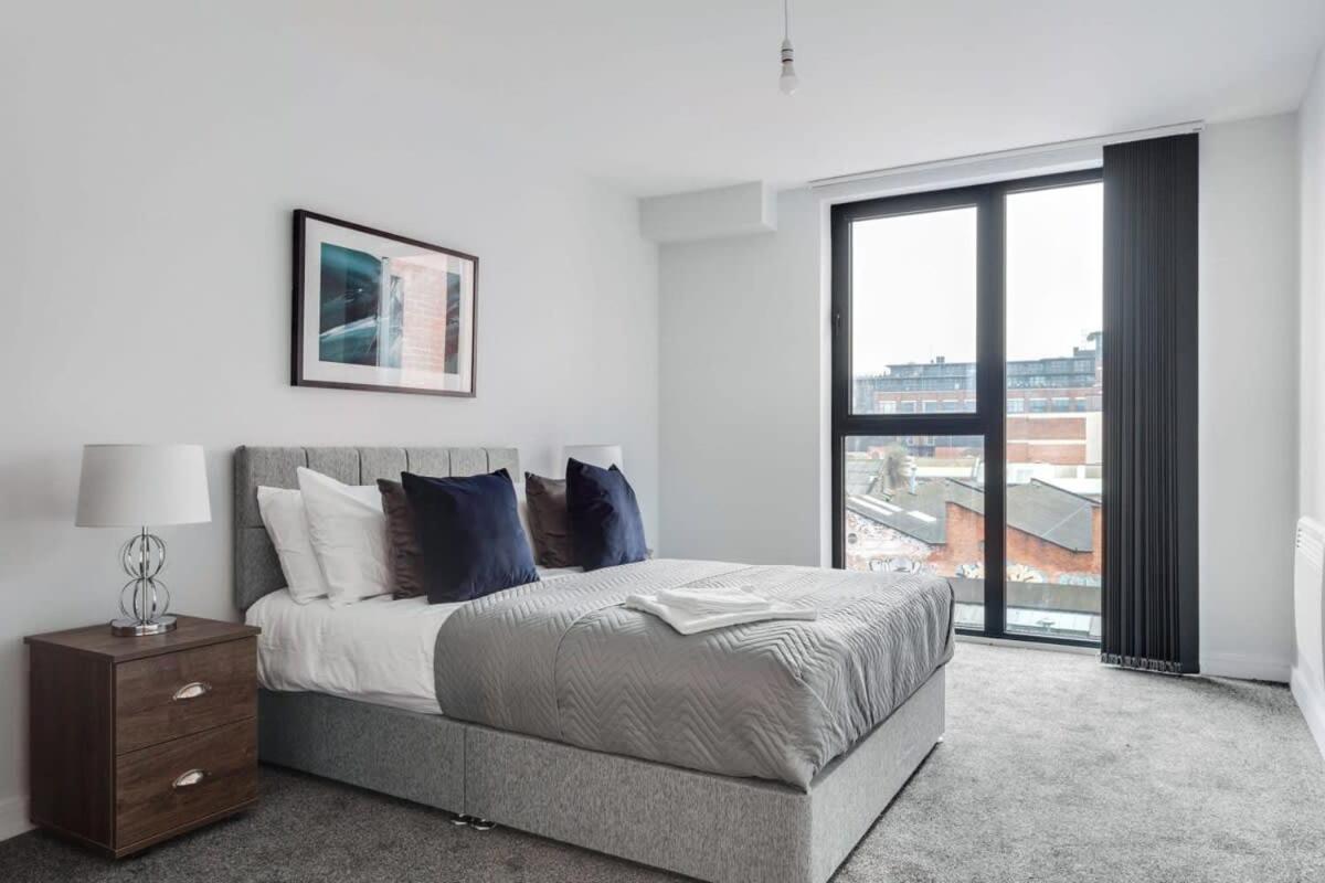 Stunning 2 Bed Flat Apartment *